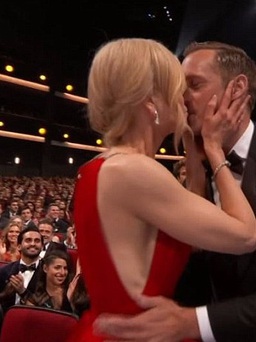 Nicole Kidman 'khóa môi' bạn diễn trước mặt chồng