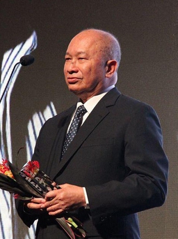 Đạo diễn Ngô Vũ Sâm nhận giải Thành tựu sự nghiệp tại LHP Busan