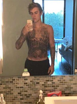 Justin Bieber khoe thân hình xăm trổ kín mít