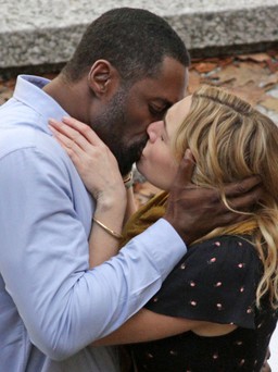 Kate Winslet hướng dẫn Idris Elba cách đóng 'cảnh nóng'