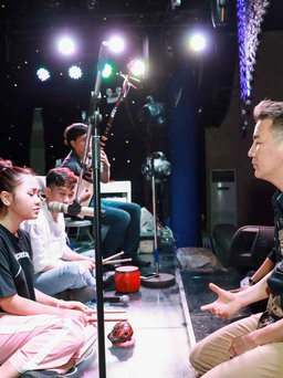 Đàm Vĩnh Hưng ngồi bệt xuống sân khấu tập luyện cho 'tiểu Hương Lan'