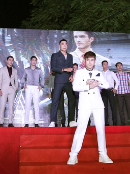 Nguyên Vũ, MC Anh Quân sải bước trên sàn catwalk