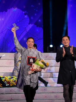 Đỗ Trịnh Hoài Nam được bình chọn là Nhà thiết kế áo dài của năm
