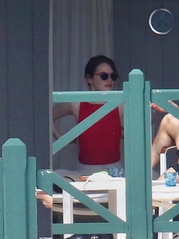 Emma Stone mặc gợi cảm hẹn hò chồng cũ Jennifer Aniston