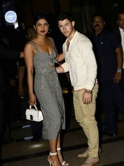 Nick Jonas công khai mối quan hệ với Hoa hậu Thế giới Priyanka Chopra