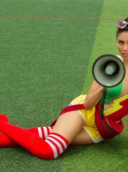 Nguyễn Thị Loan '50 sắc thái' sexy cổ vũ World Cup