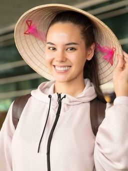 Emily Hồng Nhung đội nón lá cho đương kim Hoa hậu Hoàn vũ Philippines