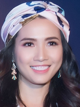 Hoa hậu Phan Thị Mơ: Ba mẹ ở quê hối thúc tôi lấy chồng