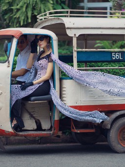 Siêu mẫu Vũ Cẩm Nhung ngồi xe lam diễn thời trang