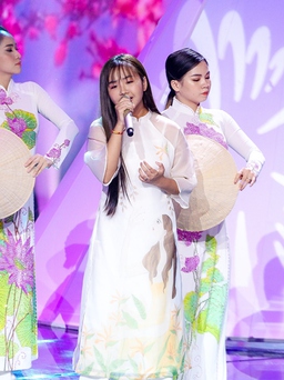Khánh An hát 'Mừng tuổi mẹ' làm xiêu lòng Hương Giang - Lưu Thiên Hương