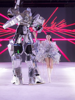 Người mẫu nhí catwalk cùng robot khiến khán giả thích thú