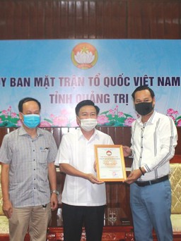 Hoài Linh vừa trao cho Quảng Trị 2,4 tỉ đồng