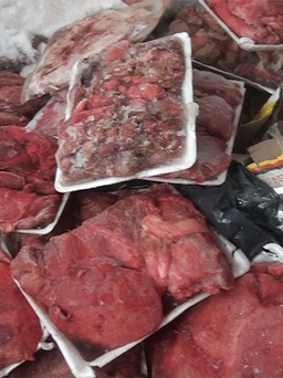 Phát hiện gần 2 tấn thịt heo trộn thịt đà điểu