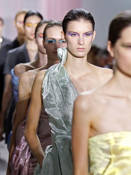 Hai hãng thời trang lớn của Pháp cấm người mẫu siêu gầy