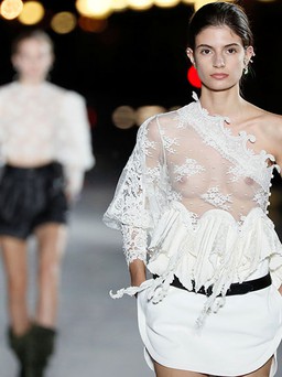 Saint Laurent trình diễn thời trang dưới tháp Eiffel