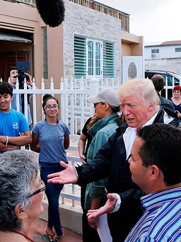 Tổng thống Trump ném khăn cho nạn dân ở Puerto Rico