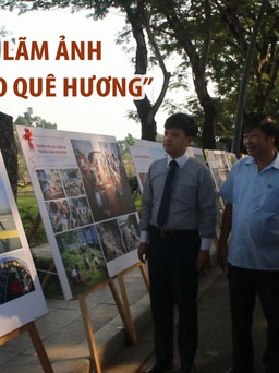 Du khách thích thú xem triển lãm ảnh “Biển, đảo quê hương” tại Huế