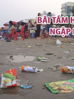 Bãi tắm Hải Tiến đầy rác thải