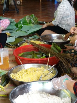 Người dân Cồn Sơn gói bánh tặng tình nguyện viên ở các chốt kiểm dịch