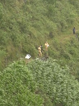 Ô tô lao xuống vực sâu 200m ở Mã Pì Lèng, 3 người chết, 1 người bị thương nặng