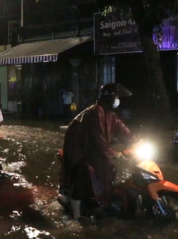 Xe máy, ô tô chết máy hàng loạt trong đêm ở Thảo Điền sau mưa lớn