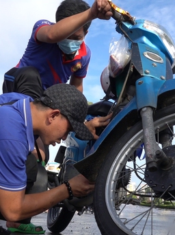 Triều cường kỷ lục ở Cần Thơ: hơn 100 xe máy được các bạn trẻ “cứu”mỗi ngày