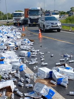 Hàng trăm thùng bia trên xe đầu kéo đổ tràn xuống đường cao tốc