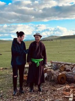 Chàng trai Việt 'thử' đời du mục, ăn bánh mì chấm sữa tuần lộc ở Mông Cổ