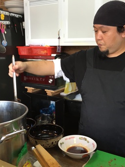 Đầu bếp ngoại đến Việt Nam lập nghiệp: Ông Nhật nấu mì ramen ngon nhất Sài Gòn