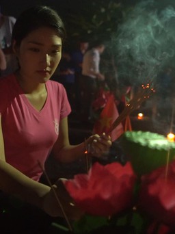 Thí sinh Hoa hậu Việt Nam thắp 11.000 ngọn nến tại Nghĩa trang Việt - Lào