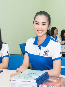 Hoa hậu Tiểu Vy giản dị trong ngày đầu nhập học