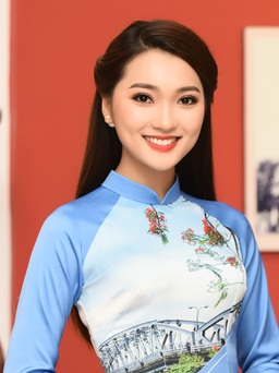'Bạn gái tin đồn' của cầu thủ Phan Văn Đức diễn áo dài cho Hoa hậu Ngọc Hân