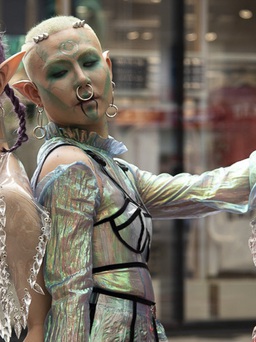 Giới trẻ Sài Gòn gây sốc với phong cách thời trang người ngoài hành tinh