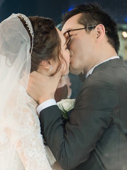 NSND Trung Hiếu và vợ 9X 'khóa môi' ngọt ngào trong tiệc cưới