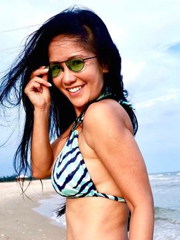 Hồng Nhung diện bikini khoe hình thể nóng bỏng ở tuổi 49