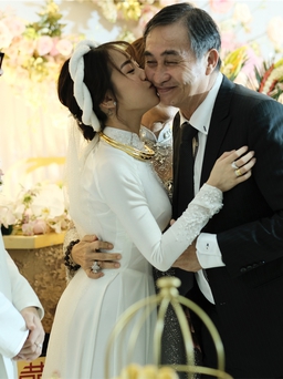 'Ái nữ' đại gia Minh Nhựa được tặng trang sức 'khủng' trong lễ rước dâu