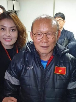 Cô gái Việt gây chú ý khi chụp ảnh cùng ông Park Hang-seo tại Hàn Quốc