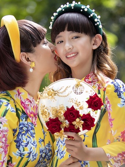 Mẹ con hoa hậu Ngọc Diễm diện áo dài đón Tết