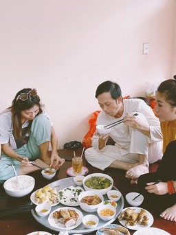 Hoài Linh giản dị ngồi ăn cơm cùng Thúy Nga, Nam Thư