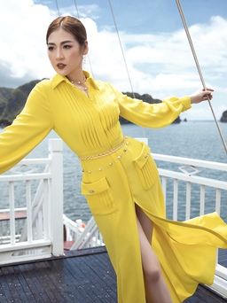 Á hậu Tú Anh diện váy bó sát, khoe dáng nóng bỏng trên du thuyền