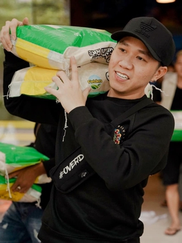 Anh Đức vác gạo tặng bà con, đáp trả khi bị nói từ thiện để PR