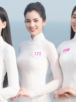 Thí sinh 'Hoa hậu Việt Nam 2020' diện áo dài trắng khoe dáng tại Vũng Tàu
