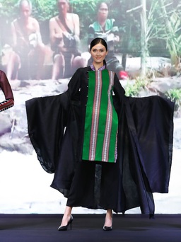 Trình diễn thời trang tại Lễ hội văn hóa thổ cẩm Việt Nam 2020