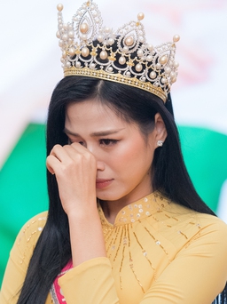 Hoa hậu Đỗ Thị Hà bật khóc trong ngày về thăm trường