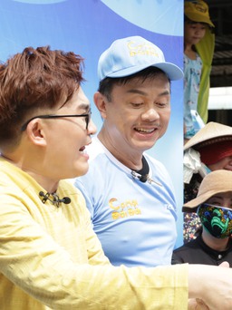 Chí Tài được khán giả vây quanh xin chữ ký trong show truyền hình chưa lên sóng