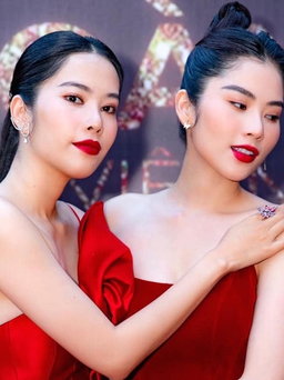 Nam Anh - Nam Em khoe vai trần gợi cảm