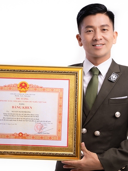 Ảo thuật gia Nguyễn Phương nhận bằng khen của Thủ tướng Chính phủ