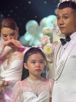 Con gái riêng bất ngờ xuất hiện trong lễ cưới của Phương Trinh Jolie