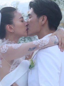 Ngô Thanh Vân khóa môi Huy Trần trong lễ cưới