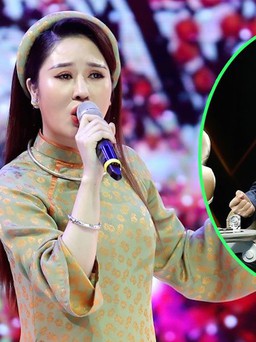 Cô gái trẻ bị danh ca Thái Châu nhắc nhở khi hát 'Ngẫu hứng sông Hồng'